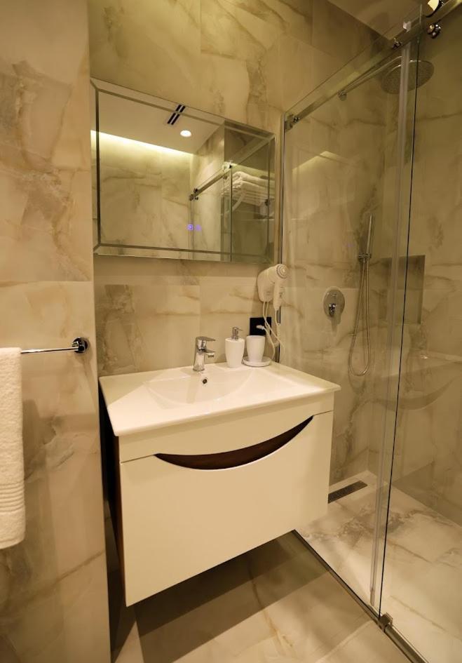 Tempo Studios Tiranë Luaran gambar