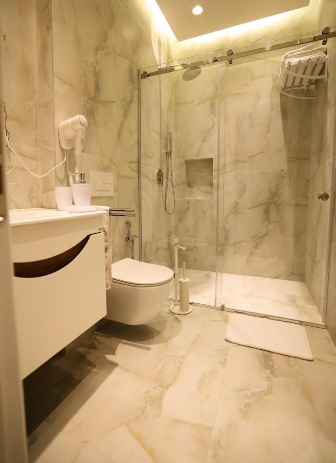 Tempo Studios Tiranë Luaran gambar