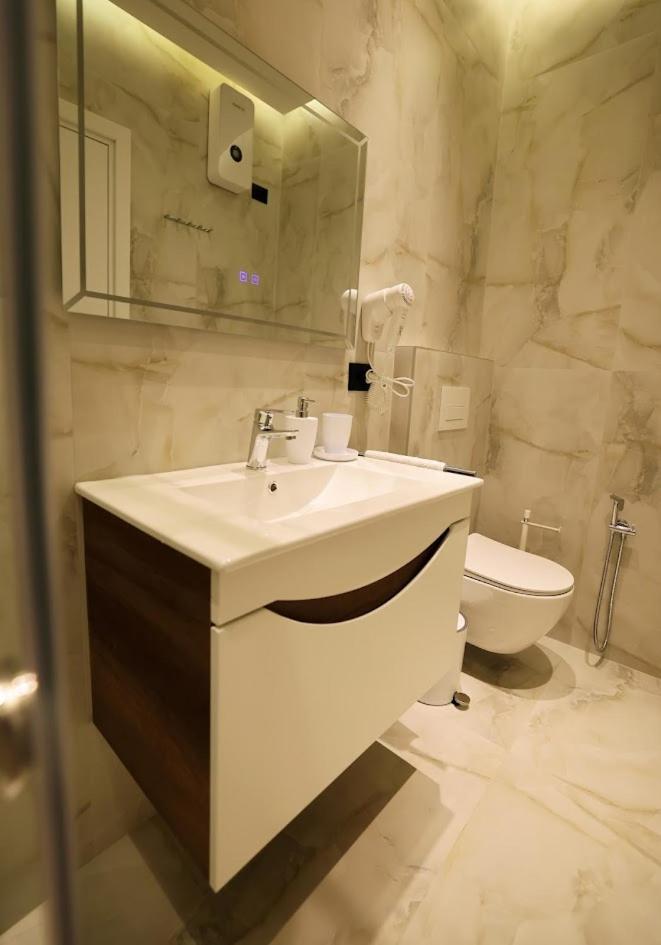 Tempo Studios Tiranë Luaran gambar